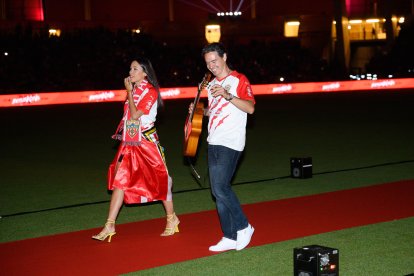 Pilar Bogado cantó el himno con Guillermo Fernández.