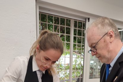 La alumna trinchando el pavo a la vista del cliente bajo la supervisión del profesor Cazorla.