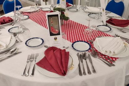 Detalle del doblado de servilletas y mesa con motivo del Día del Flamenco.