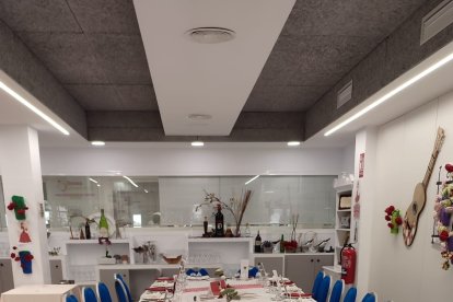 Montaje de una mesa imperial en el Día del flamenco.