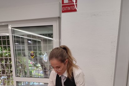 La alumna, Juana Larios, en plena faena del trinchado del pavo y colocación en las bandejas de las piezas.