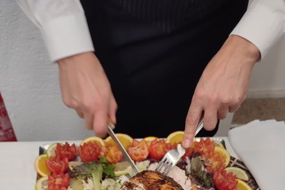 Primer plano del trinchado de la pechuga.