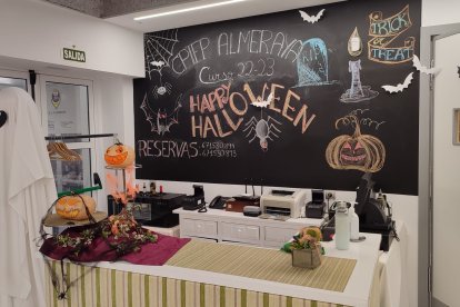 Montaje de una mesa de exhibición con motivo del Día de Halloween.