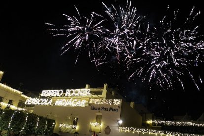Fuegos artificiales en la noche mojaquera.