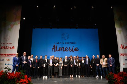 Foto de familia de los premiados, entregadores de premios, autoridades y staff de LA VOZ.