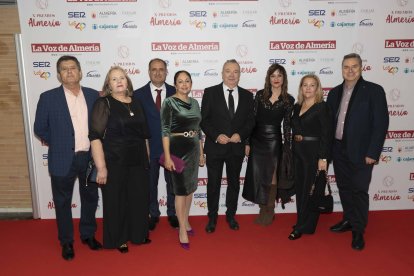 Pedro M. de la Cruz, Vanesa Lidueña, concejal de Cultura de Vícar, y el grupo de baile Vícar Baila.