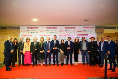 El staff de LA VOZ con el PSOE de Almería.