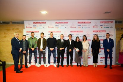 El staff de LA VOZ con representantes de la UD Almería, club galardonado esta noche con el Premio Deporte.