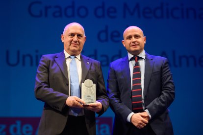 Premio Sociedad para el Grado de Medicina de la Universidad de Almería. Entrega Antonio Martínez, senador. Recoge Gabriel Aguilera, decano de la facultad de Ciencias de la Salud.