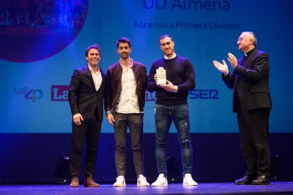 Premio Deporte para la UD Almería. Entrega Antonio Gómez Cantero, Obispo de Almería. Recogen El entrenador del equipo, Rubi, Fernando y César de la Hoz, capitanes y los jugadores Portillo y Eguaras.