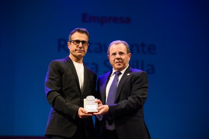 Premio Empresa para Casa Sevilla. Entrega Jerónimo Parra, presidente de la Cámara de Comercio de Almería. Recoge Manuel Bautista Navarro, gerente.