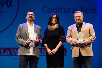 Premio Cultura para Cooltural Fest. Entrega Alejandra Carreño, directora general del PITA. Recogen Diego Cruz, concejal de cultura del Ayuntamiento de Almería, y Diego Ferrón, CEO Crash Music.