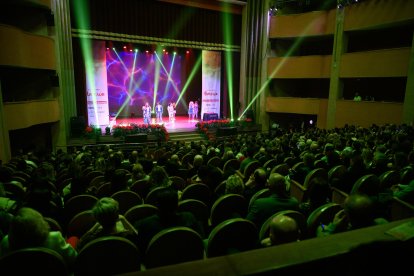 Un momento del espectáculo musical sobre los años 80 en el comienzo de la gala.