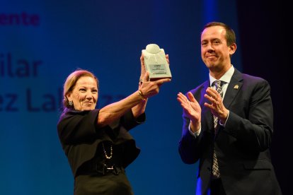 Premio Gente para Pilar Giménez Lalanza. Entrega José María Martín, subdelegado del Gobierno en Almería.