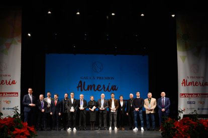 Foto de familia de los premiados, entregadores de premios, autoridades y staff de LA VOZ.