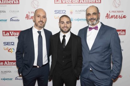 Los periodistas Fran G. Luque e Izan Guerrero con el editor Fran Silvente.