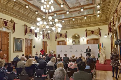 El salón noble de la Delegación del Gobierno de la Junta de Andalucía acogía el pregón de Navidad de Antonio Gómez Cantero.