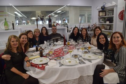 Cristina López rodeada de compañeros.