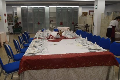 Alumnos en cocina preparando las viandas.