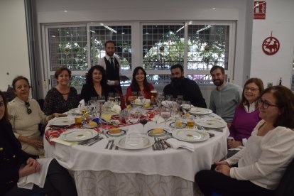 Funcionarios de Educación durante el almuerzo en la Escuela de Hostelería