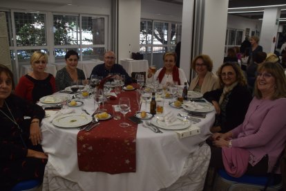 Un grupo de asistentes celebrando la navidad