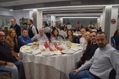 Emilio Carretero con otros comensales durante el almuerzo.