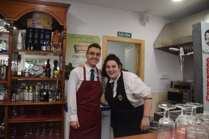 Alumnos de apoyo en la barra.