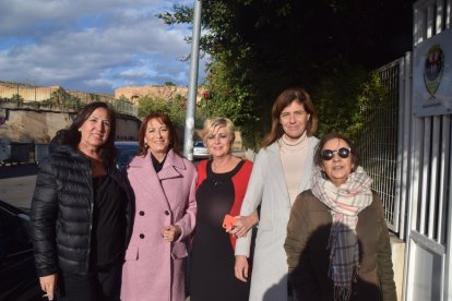 Asistentes en la puerta del centro educativo.