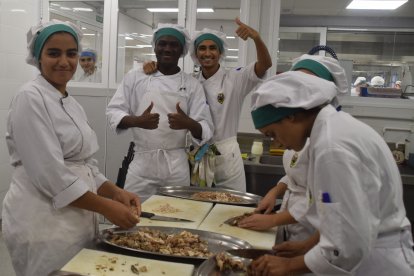 Alumnos en cocina preparando las viandas.