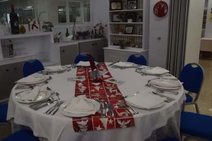 Las mesas montadas con toques navideños.