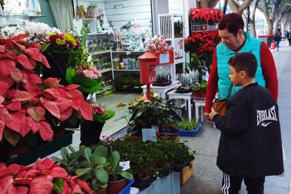Almerienses en un puesto de flores de Pascua.