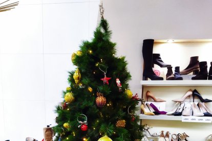 Árbol de Navidad en una zapatería.