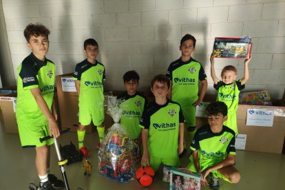 Los más pequeños con sus juguetes antes de jugar el torne benéfico.