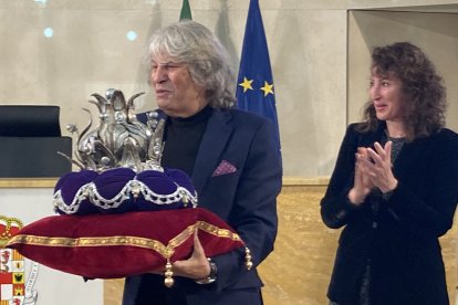 El cantaor José Mercé recibiendo la corona de Melchor.