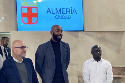 Pepito Rueda, presidente de ASOAL, junto a Moisés Cezar Dos Santos y Jean Michael Diatta.