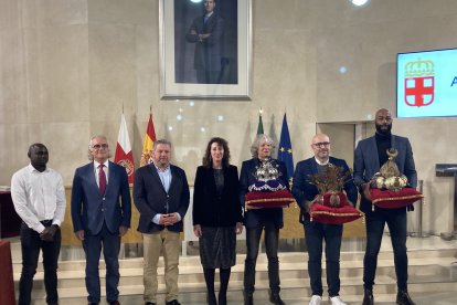 La alcaldesa María del Mar Vázquez junto a los anteriores y actuales emisarios.