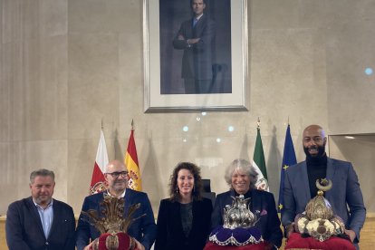 La alcaldesa María del Mar Vázquez y el concejal de cultura Diego Cruz con los emisarios de los Reyes Magos.