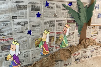 Dibujo de los Reyes Magos en el pasillo central del colegio Divina Infantita.