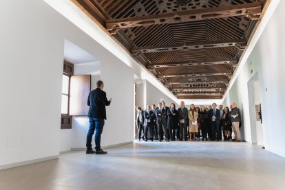 Las autoridades y asociaciones recorren la sala de enfermos presidida por el artesonado mudéjar