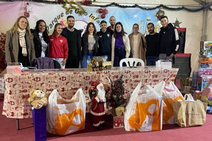 Foto de familia en la firma de autógrafos en Roquetas de Mar.