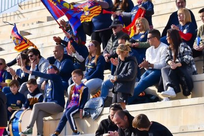 Aficionados del FC Barcelona animando a los canteranos.