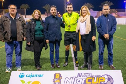 El árbitro Sánchez Villalobos también se llevó la medalla.