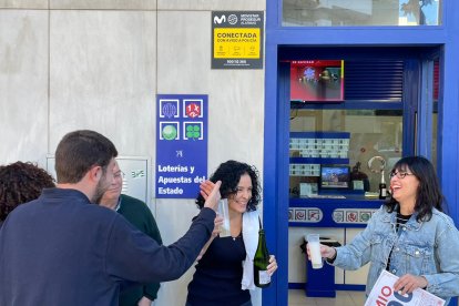 Brindis tras conocer que han dado un premio.