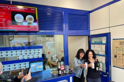 Los medios visitan la administración para plasmar la alegría del momento.