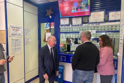 Gabriel Amat, alcalde de Roquetas, visitando la administración que ha despachado El Gordo.