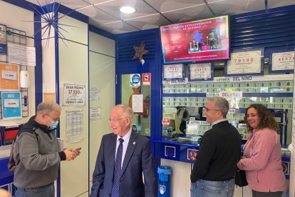 Gabriel Amat, alcalde de Roquetas, visitando la administración que ha vendido El Gordo.