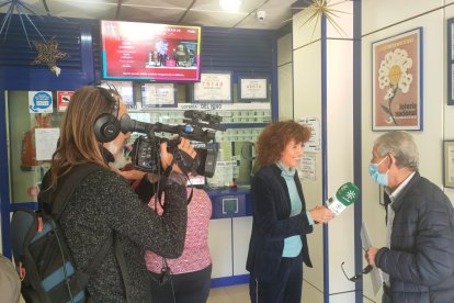 Un cliente de la administración atiende a Andalucía Directo.