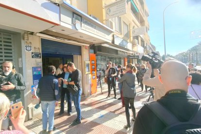 Medios y curiosos se acercan a la administración.