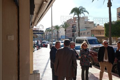 Corrillos de gente en la puerta de la administración.
