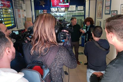 Medios entrevistando al gerente de la administración.